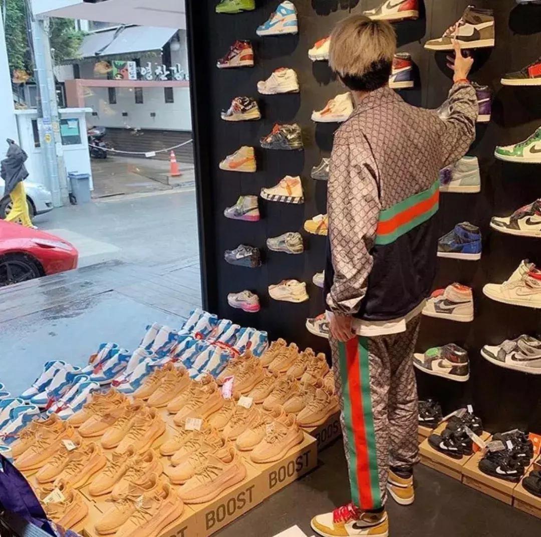 穿着大logo的衣服,穿大logo的衣服就很土吗