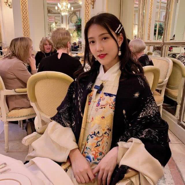 加拿大华裔白富美收藏上百套汉服，一把扇子就2万多，像神仙姐姐