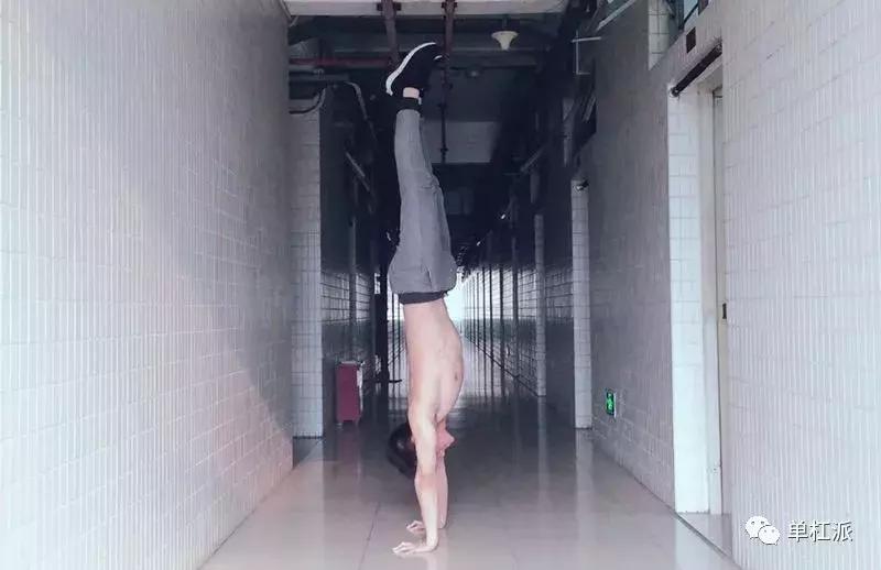 自由倒立撑训练方法,初学者如何掌握倒立撑