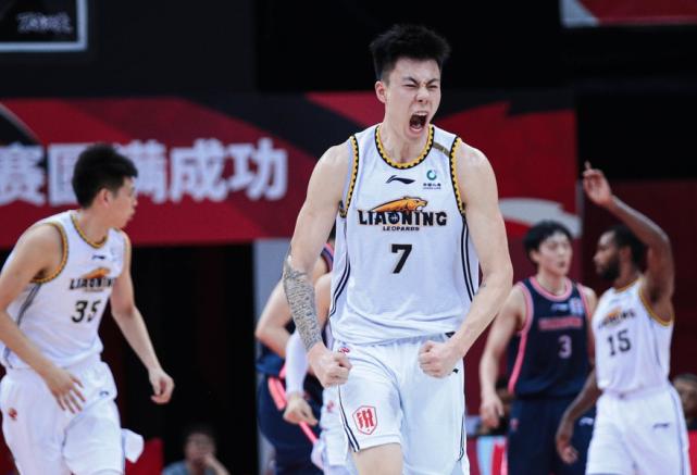 张镇麟为队友庆祝,张镇麟迎24岁生日辽篮送上祝福