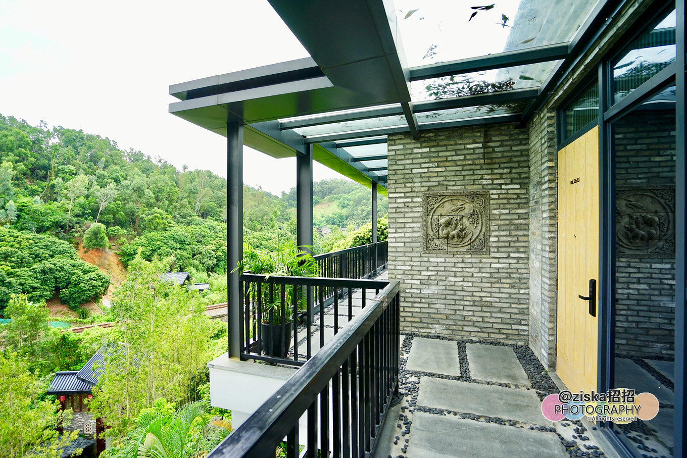 小伙探索神秘洞穴视频,小伙独自探索深山神秘古墓