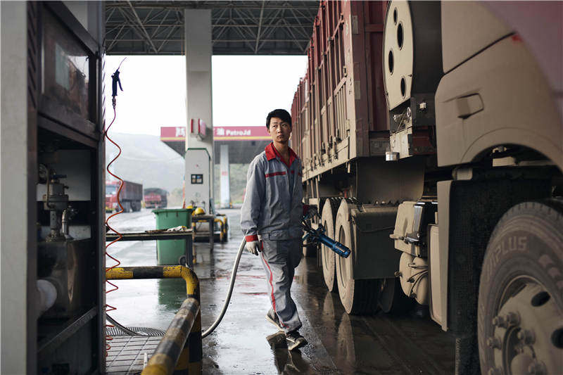 从煤炭价格“*轨双**制”结束后的一夜暴富，到“煤改”后的变故，山西煤运货车司机见证了足够戏剧性的一幕幕