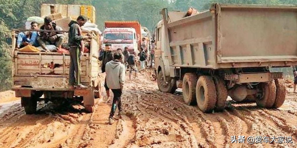 泥地汽车打滑怎么办,汽车陷入泥泞打滑