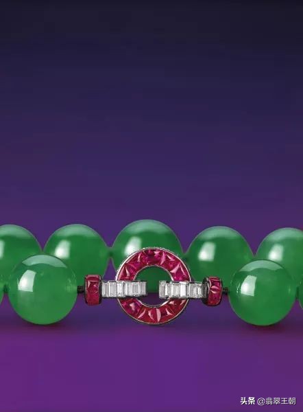 史上最贵的翡翠项链是什么,世界上最贵的帝王绿翡翠珠链套装
