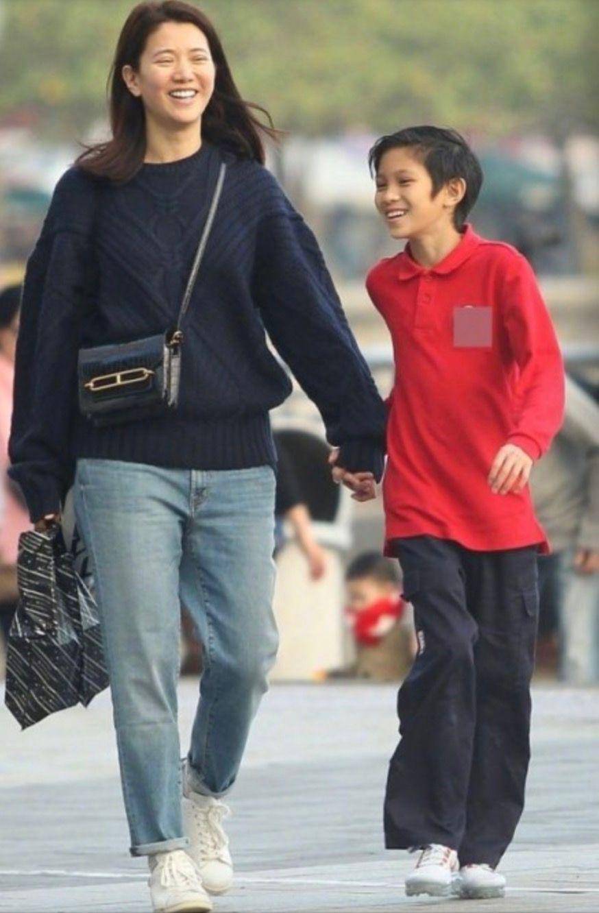 袁咏仪短发上张智霖演唱会,袁咏仪劳力士迪通拿