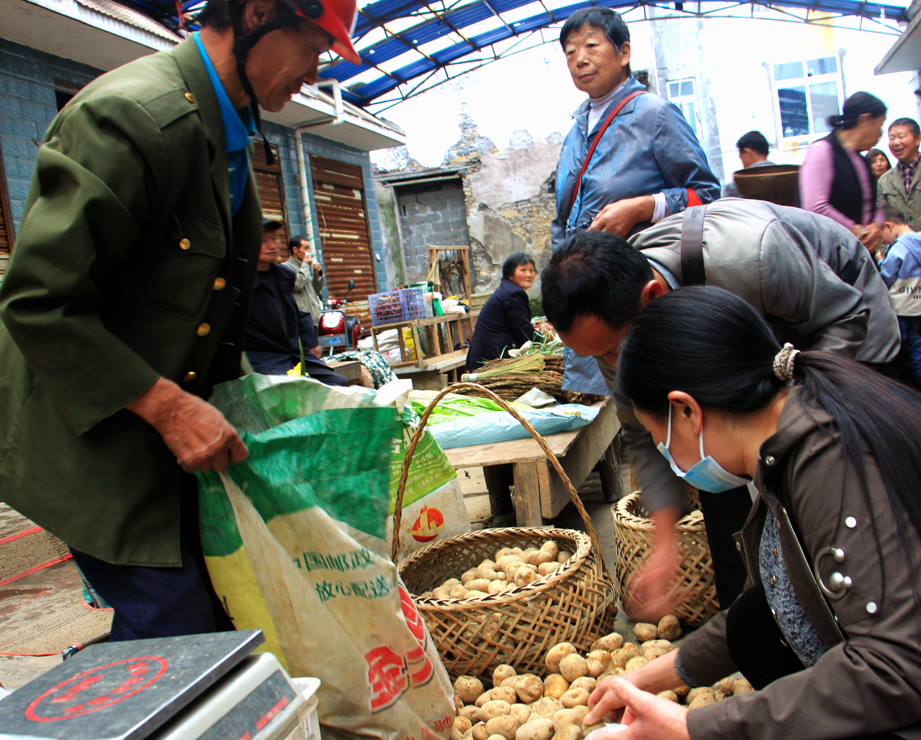 老年人赶场,在乡下赶集老年人