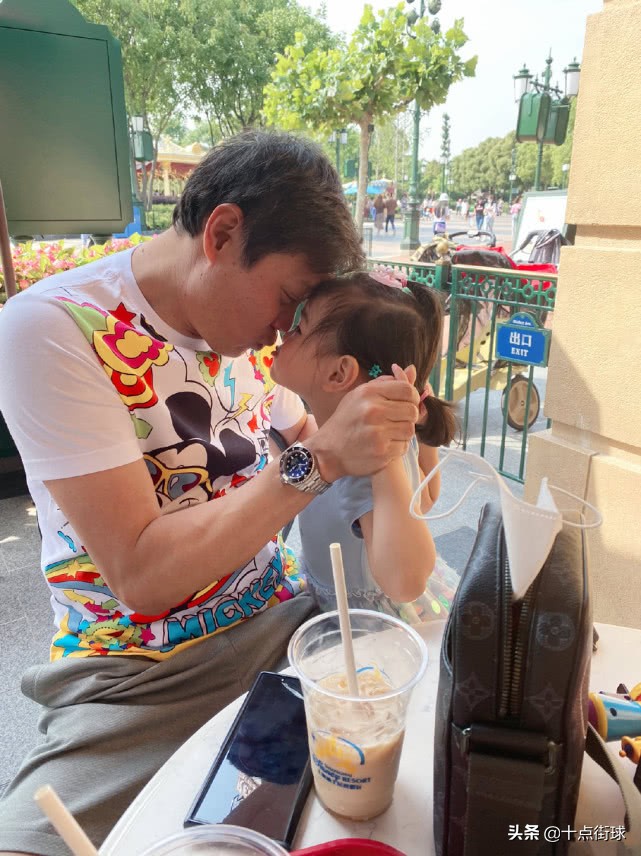 范志毅大女儿和二女儿同框,范志毅谈女儿在家中的地位