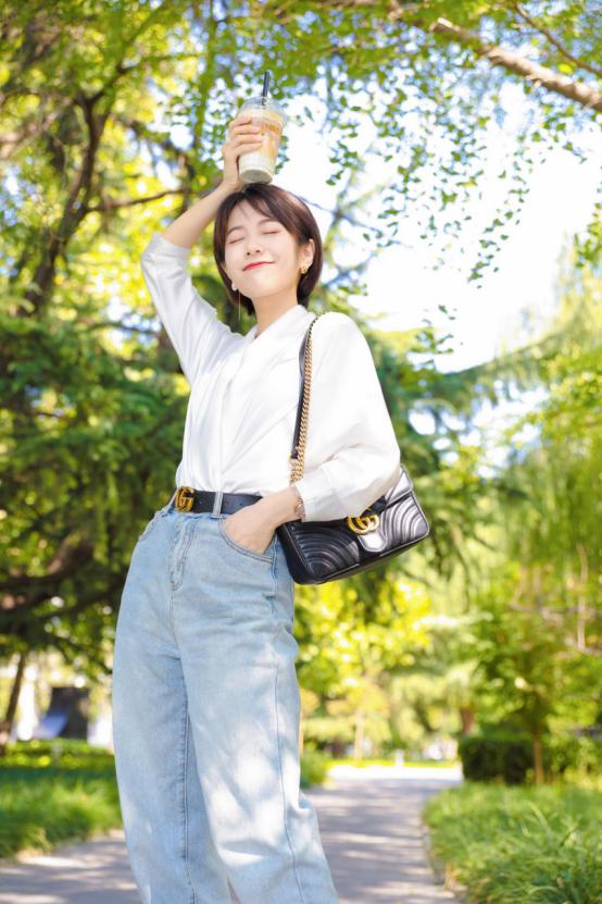 十一长假美图预备！一杯瑞幸厚乳拿铁，都市休闲风轻松get