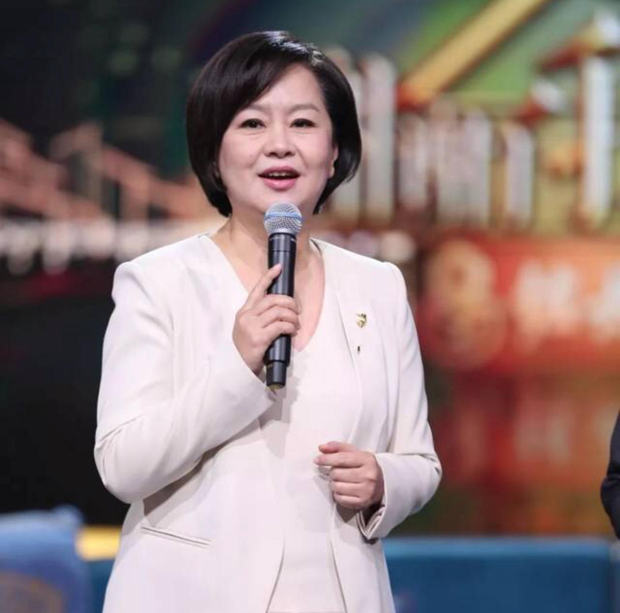 高龄生子、嫁神秘富商、退休成网红，“童年回忆”们变样了吗？