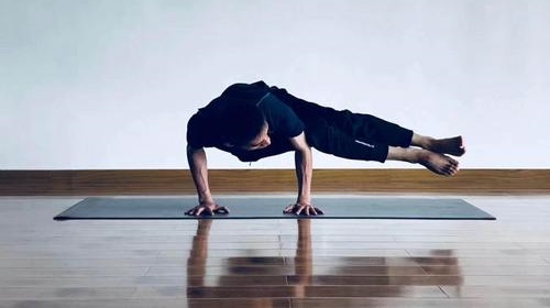 男性瑜伽初学者必看动作,男性瑜伽初入门的基本动作