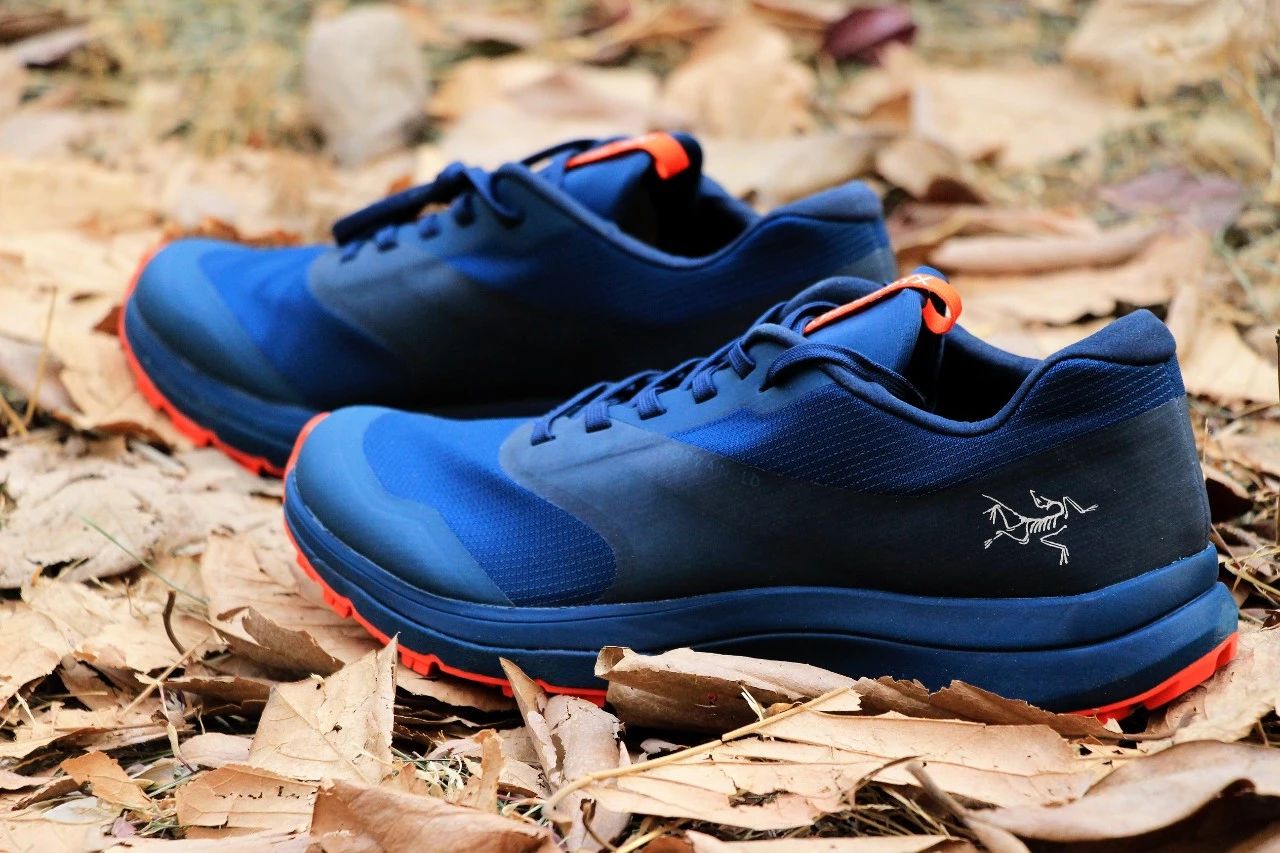 公认脚感最好的户外鞋始祖鸟,始祖鸟越野跑鞋高帮灰色