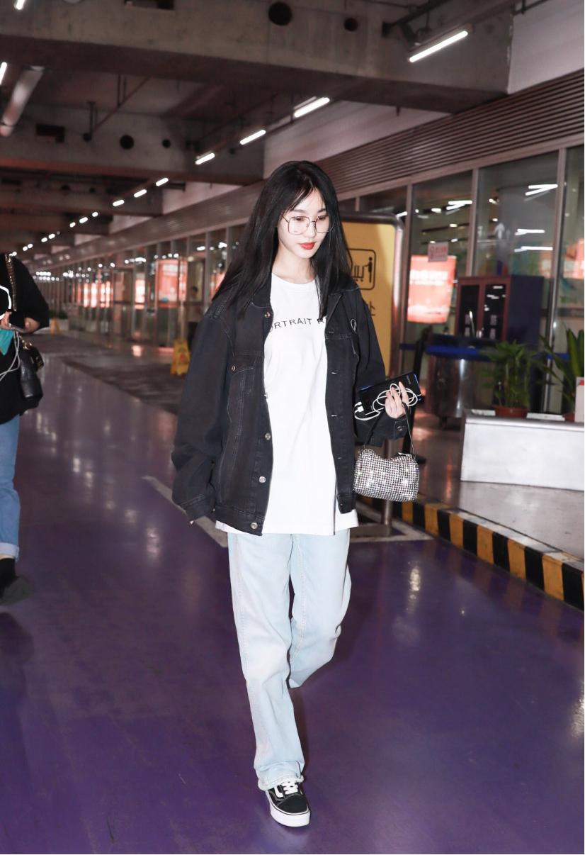 李菲儿休闲造型,李菲儿一身黑白穿搭清新时尚