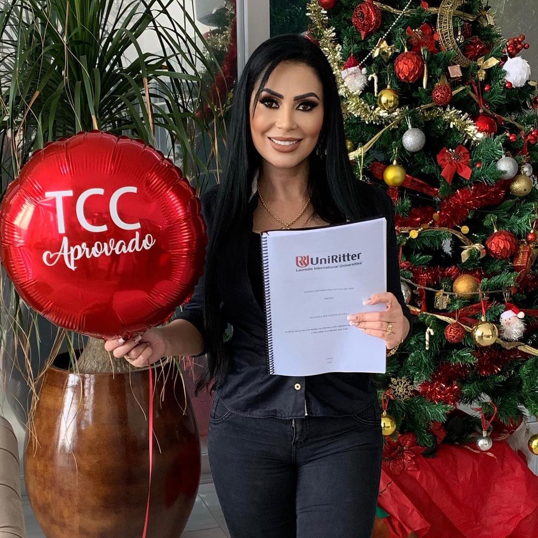 她是巴西的律政新人，热爱健身，丰盈的体型有着极致的曲线之美