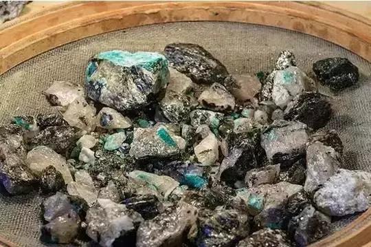 巴西奶奶绿这么贵是有道理的，开采太难了！都是高科技