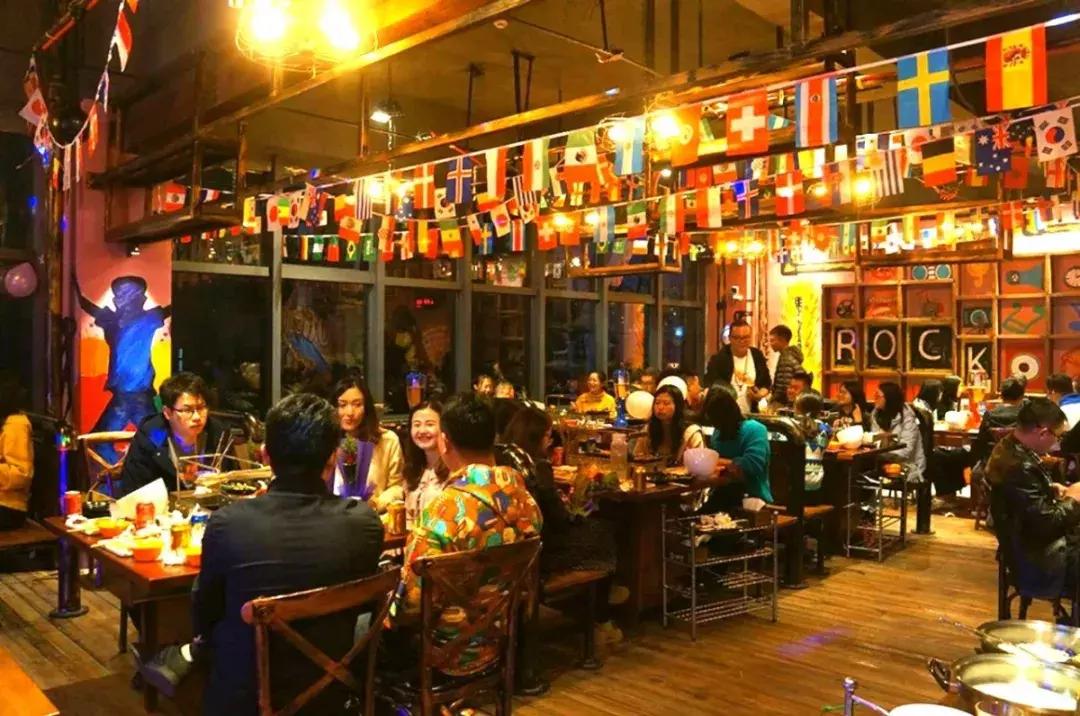 撸着串听着歌,这家火爆曲靖的BBQ才是你啤酒、烧烤的圣地!