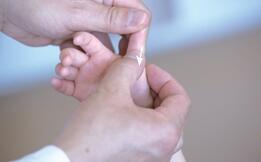 小儿打嗝停不下来,教你推拿手法和食疗秘方巧止呃