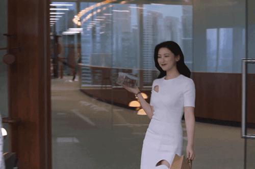 栗娜裙子搭配鞋子,精英律师栗娜50条裙子图片