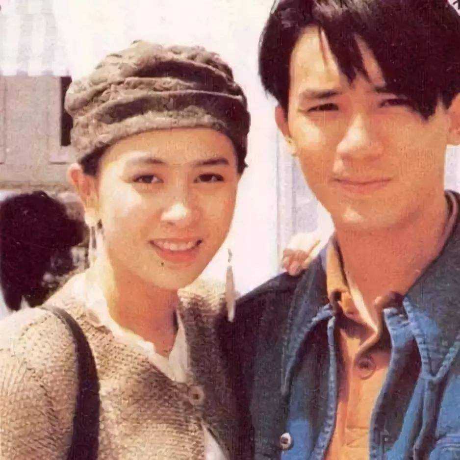 刘嘉玲曝梁朝伟证件照 (刘嘉玲公开照片)