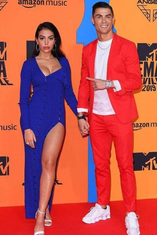 乔治娜大秀魔鬼身材,卡戴珊和乔治娜谁漂亮