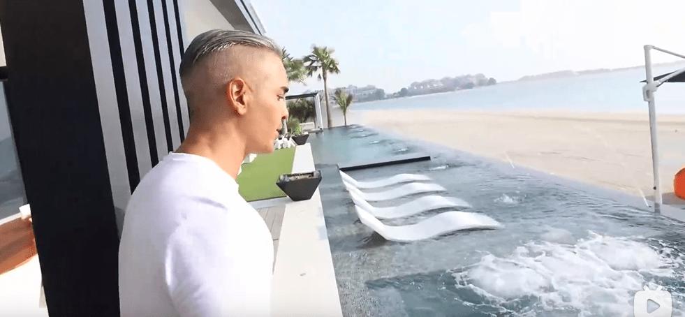 迪拜男子奋斗十年买下劳斯莱斯,迪拜小伙卖掉劳斯莱斯买法拉利