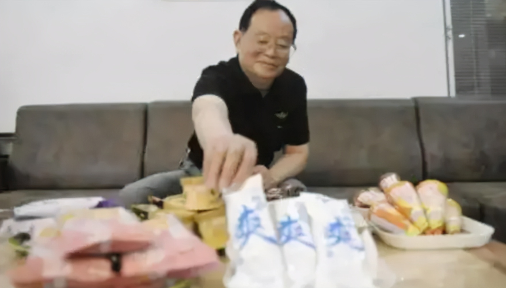 闻屁、吃狗粮竟年入几十万？盘点那些匪夷所思的“多金”职业