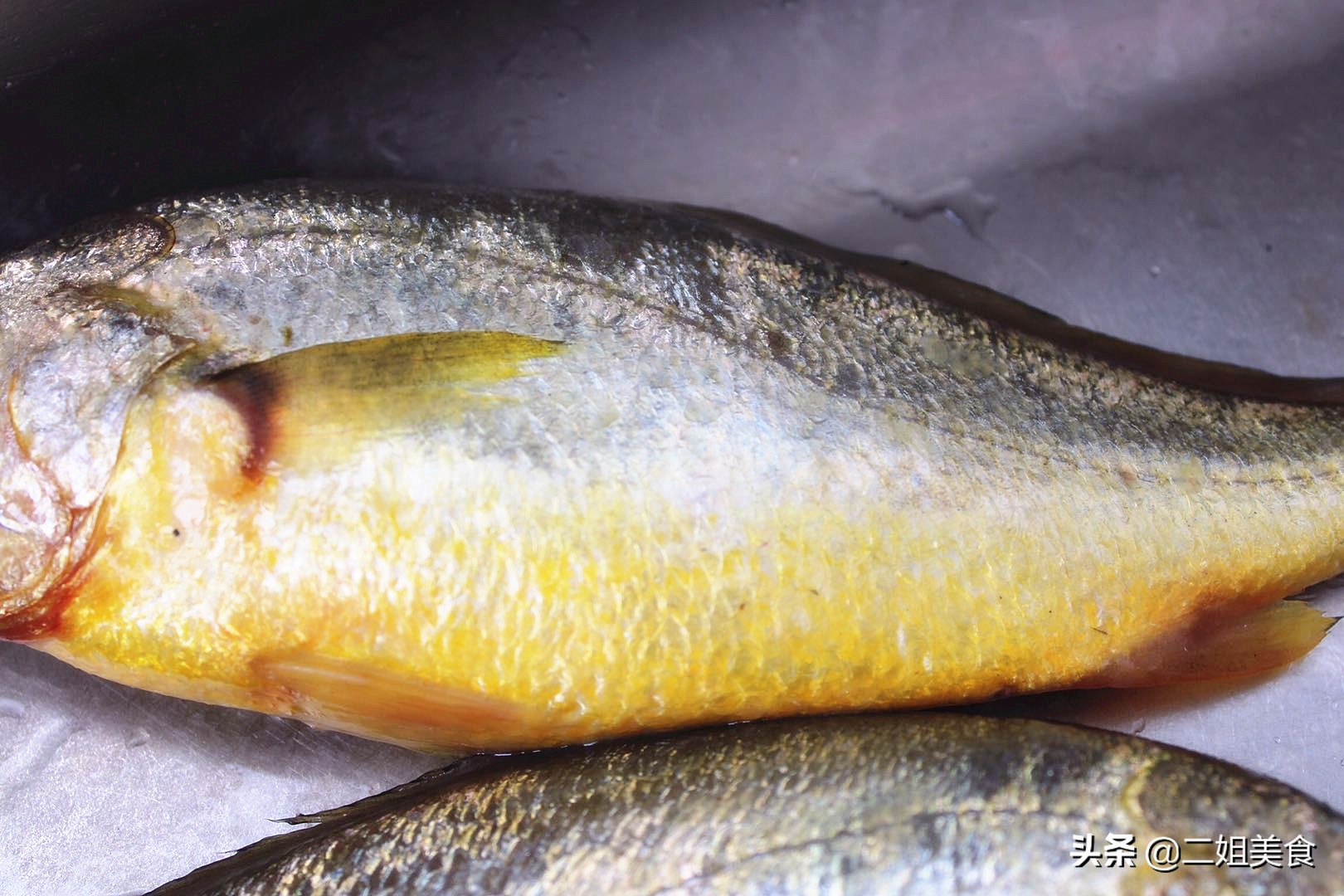 刮鱼鳞时，鱼鳞到处飞溅，教您一招，轻松去鱼鳞，干净无残留