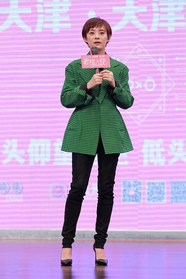 孙俪穿一字肩裙美回18岁,孙俪一袭黑色礼服裙造型