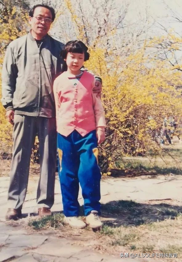 双盲6年，自闭症外孙女成为姥爷的“眼睛”