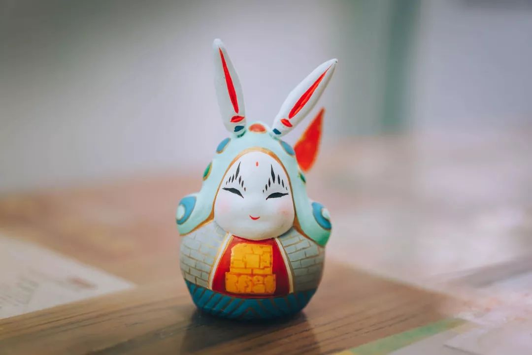 非遗守艺人｜他把泥“玩”出了花样，让有400年历史的老北京兔儿爷也跟上时代