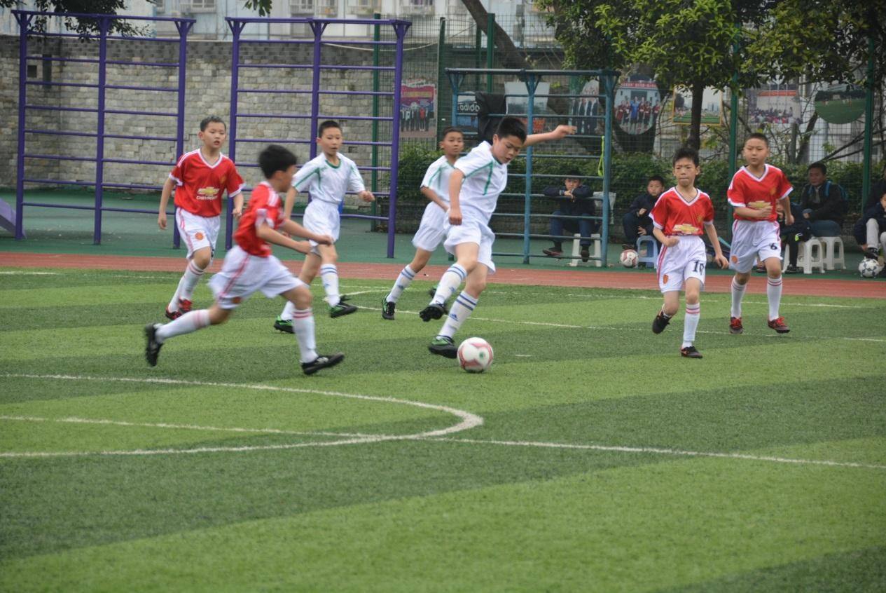 学生踢足球有好处吗,小学生踢足球有好处还是坏处