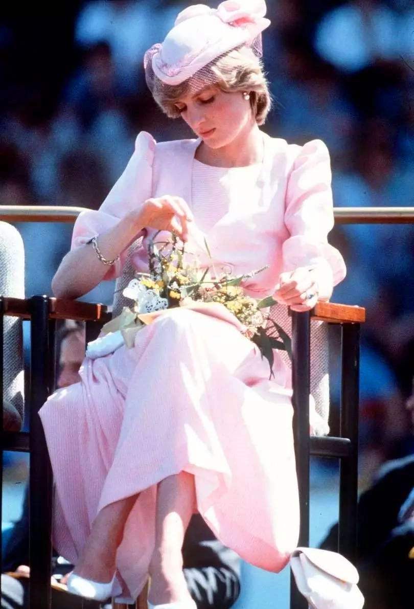 戴安娜倒着走躲避狗仔,戴安娜躲狗仔队