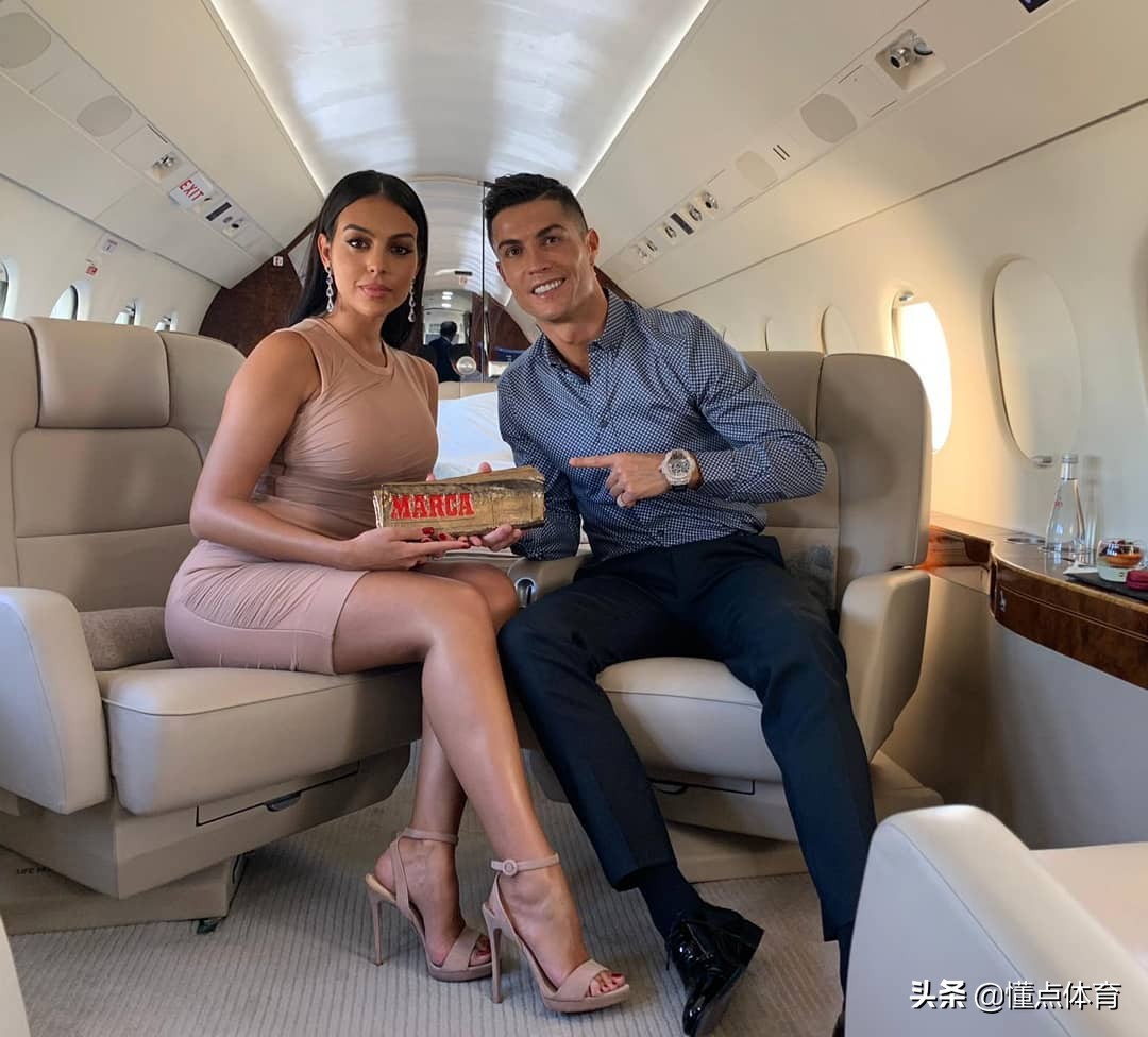 收入达10亿美元c罗成足坛第1人,c罗21世纪最佳足球运动员