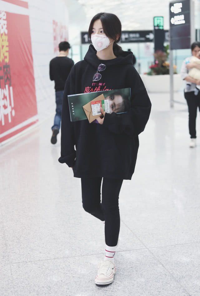 杨超越在韩媒生图下翻车了，娃娃裙穿出“孕妇装”效果，不忍直视