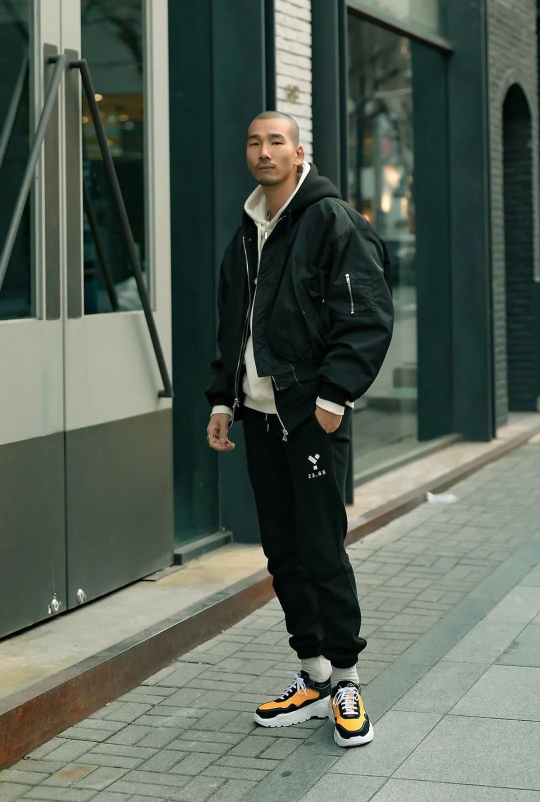 束脚裤的四种穿法,运动鞋束脚裤怎么搭配外套