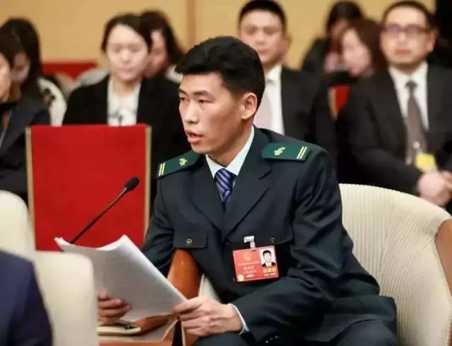 这个把自己”寄“到了人民大会堂的快递小哥,为啥”火“了?