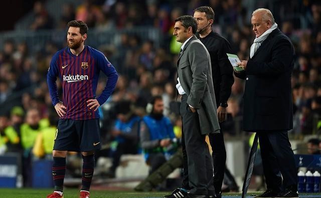 巴萨球员倒地,巴萨球员边线摔倒给对方红牌