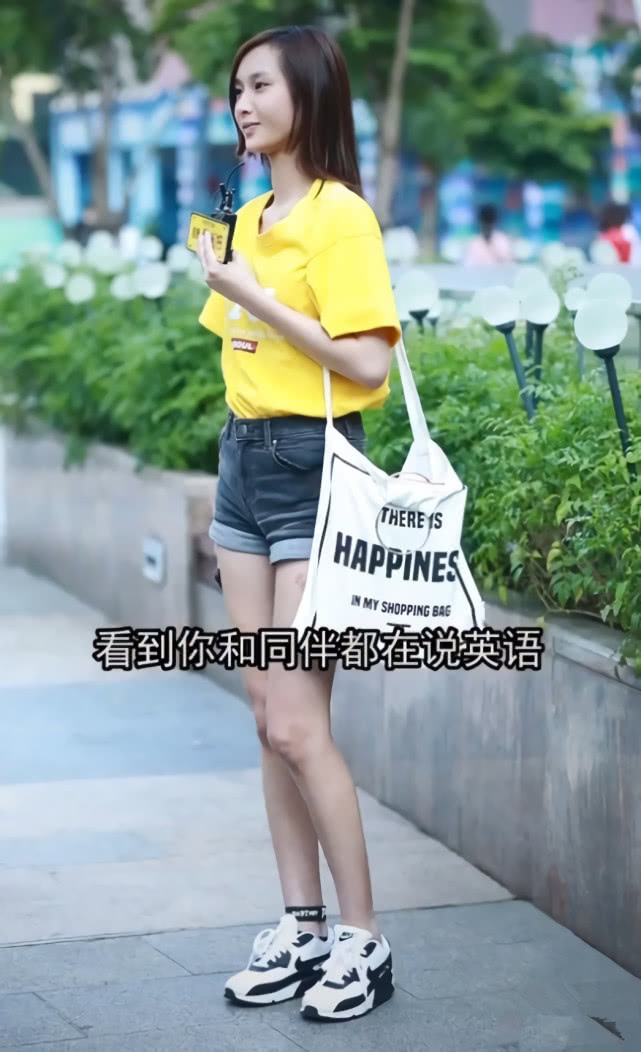 小姐姐上课太赶时间了？拿一只“护腕”当袜子，却意外潮到飞起