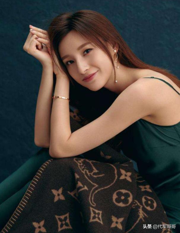 甜美不输王冰冰，获赞像女团门面，28岁的马凡舒到底是什么来头？