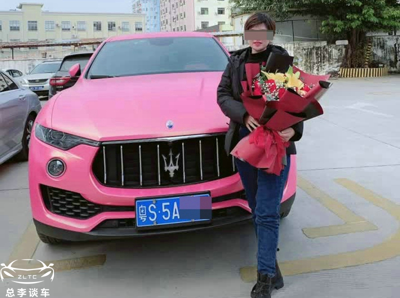 一辆粉色玛莎拉蒂，几十个微商拍不停，最后终于穿帮了