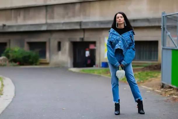 它们是街拍中永不落伍的存在也是你衣柜的救星