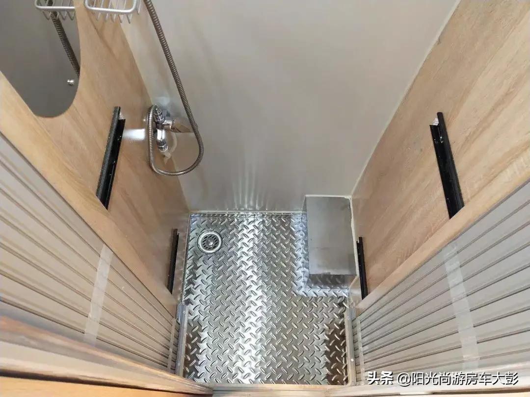 大通v80短轴中顶b型房车15万以下,阳光尚游房车大通v80长轴高顶