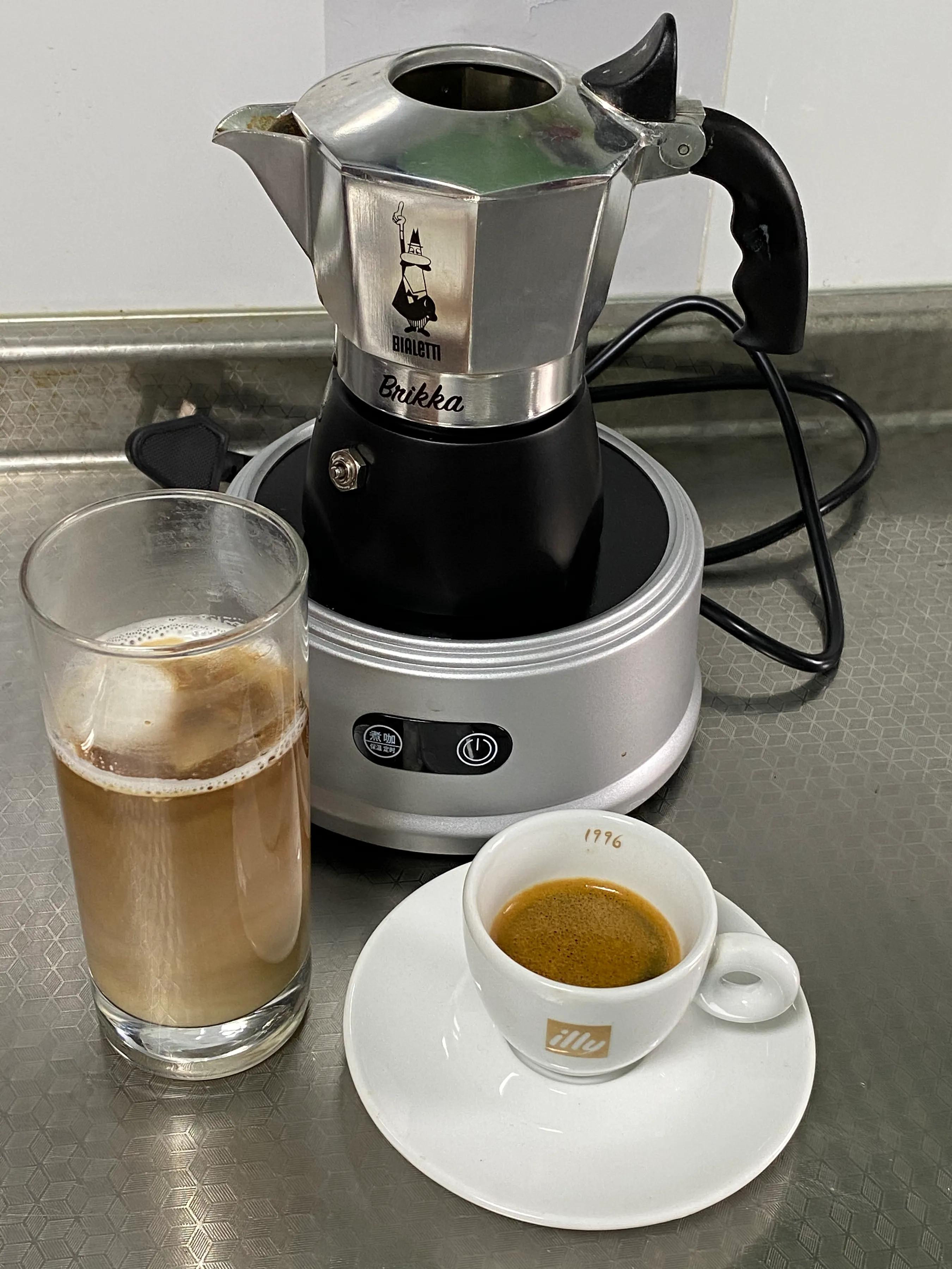 摩卡壶煮一人份的咖啡,煮一杯冰咖啡