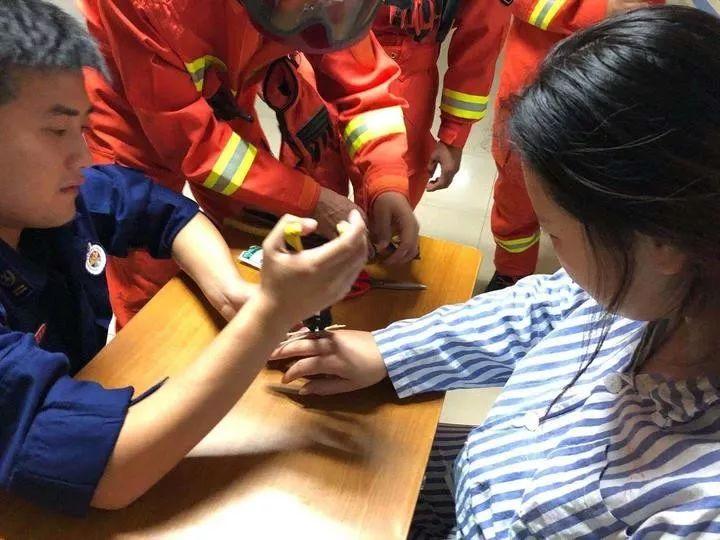 眼看着快生产了，22岁的年轻产妇却请来了消防员帮忙