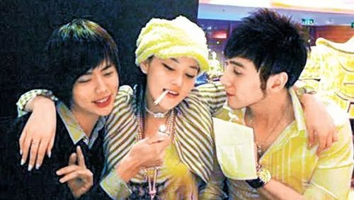 一身黑料、被踩进泥里的张馨予，是如何把一手烂牌打成王炸的？