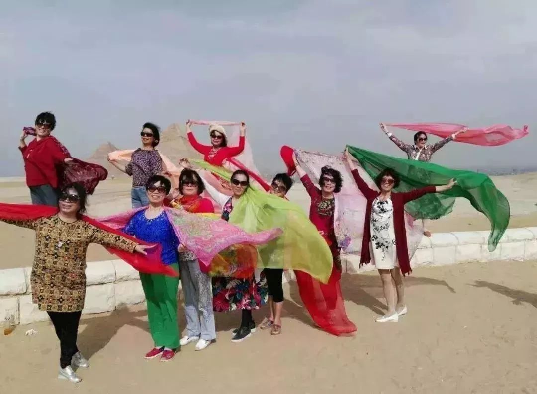 中国大妈拍照十大姿势抖音,中国大妈丝巾拍照姿势