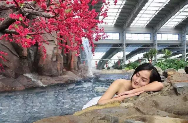 过年放下手机陪家人打牌,过年回家和朋友一起打麻将