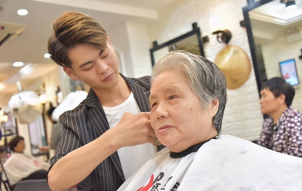 免费理发收入来自哪里的,理发店除去成本一个月能赚多少钱