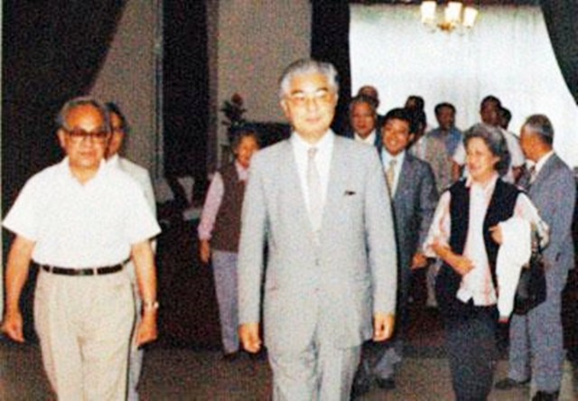 荣毅仁追悼会：规格等同国葬，千人悼念，学生崇拜特意请假来送行