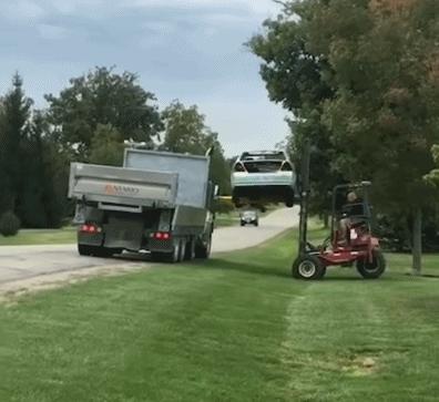 裁判，是他故意撞倒我的！搞笑动图