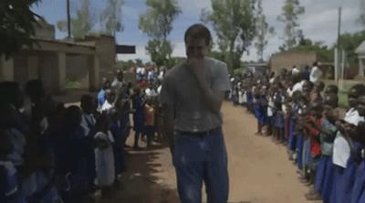 用零花钱给非洲挖了1000多口井，只因孩子眼泪，是那里最干净的水